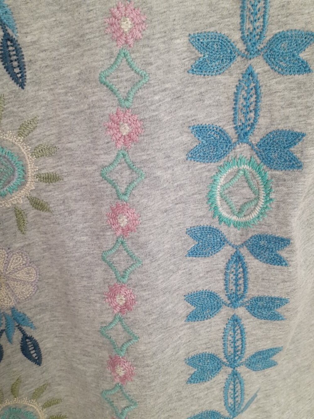 Johnny Was Oriel Flutter Short Sleeve V-Neck Tee Gray Size M - Picture 10 of 13